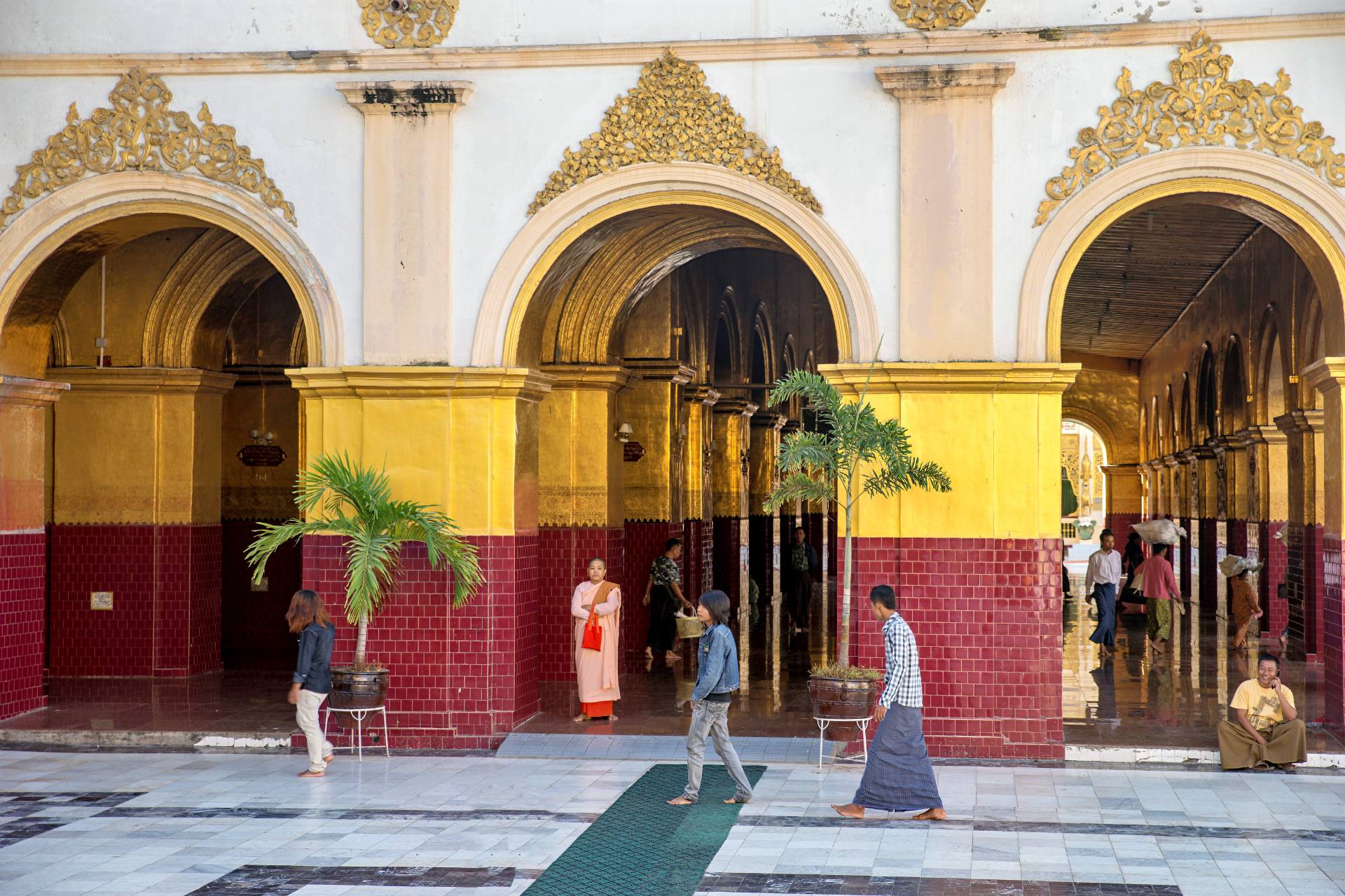 Mahamuni Buddha Tempel - er gehört zu den top drei Heiligtümern Myanmars